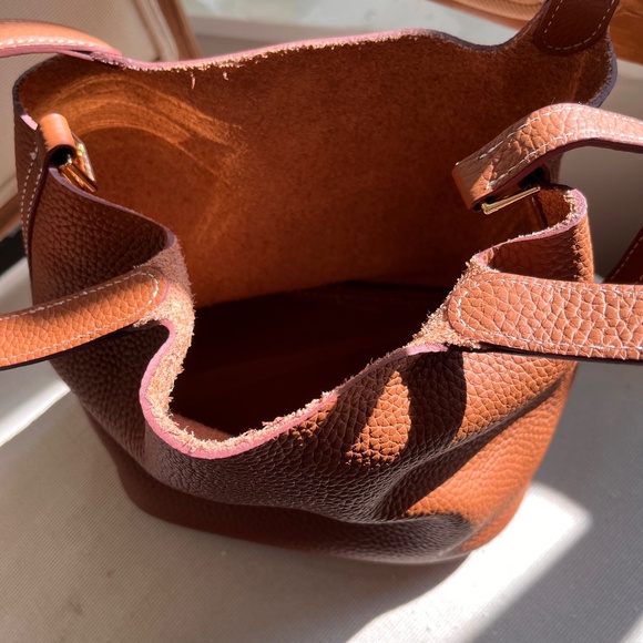 Fashion Fun Tan Leather Bucket Bag with Gold Tone  Lock and Key - Picture 8 of 13